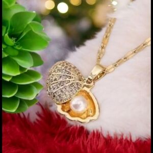 14k. Gold Plated Seashell Pendant Necklace